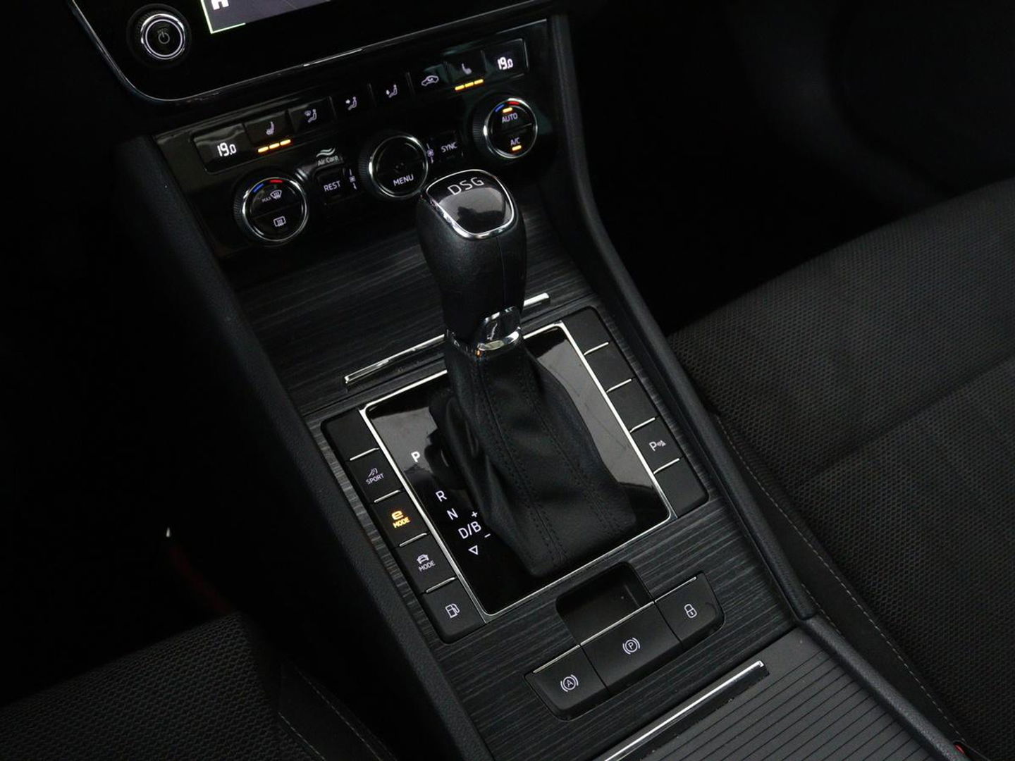 Škoda Superb 1.4 TSI iV Business Edition Plus | Panoramadak | Virtual Cockpit | Stoelverwarming | Camera | Carplay | Full LED | Memory | Navigatie | Parkeerhulp