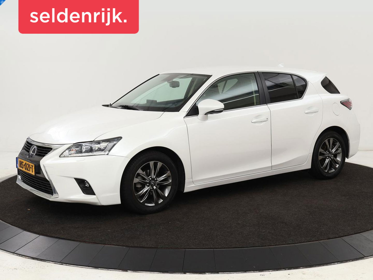 Lexus CT 200h 25th Edition | Stoelverwarming | Navigatie | Parkeerhulp | Climate control | Camera | Cruise control | Sportstoelen | Bluetooth