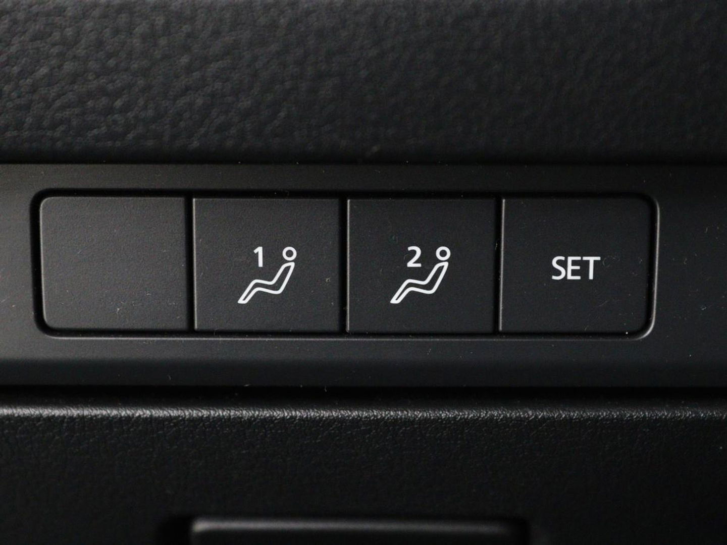 Mazda 3 2.0 e-SkyActiv-X Luxury | Leder | Stoel & stuurverwarming | BOSE Sound | Adaptive cruise | Camera | Carplay | Keyless | Head-Up | Memory