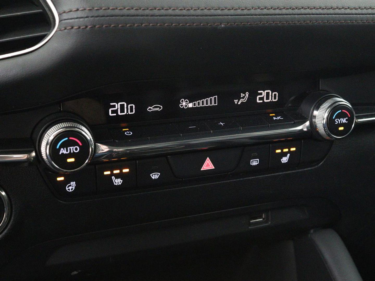 Mazda 3 2.0 e-SkyActiv-X Luxury | Leder | Stoel & stuurverwarming | BOSE Sound | Adaptive cruise | Camera | Carplay | Keyless | Head-Up | Memory