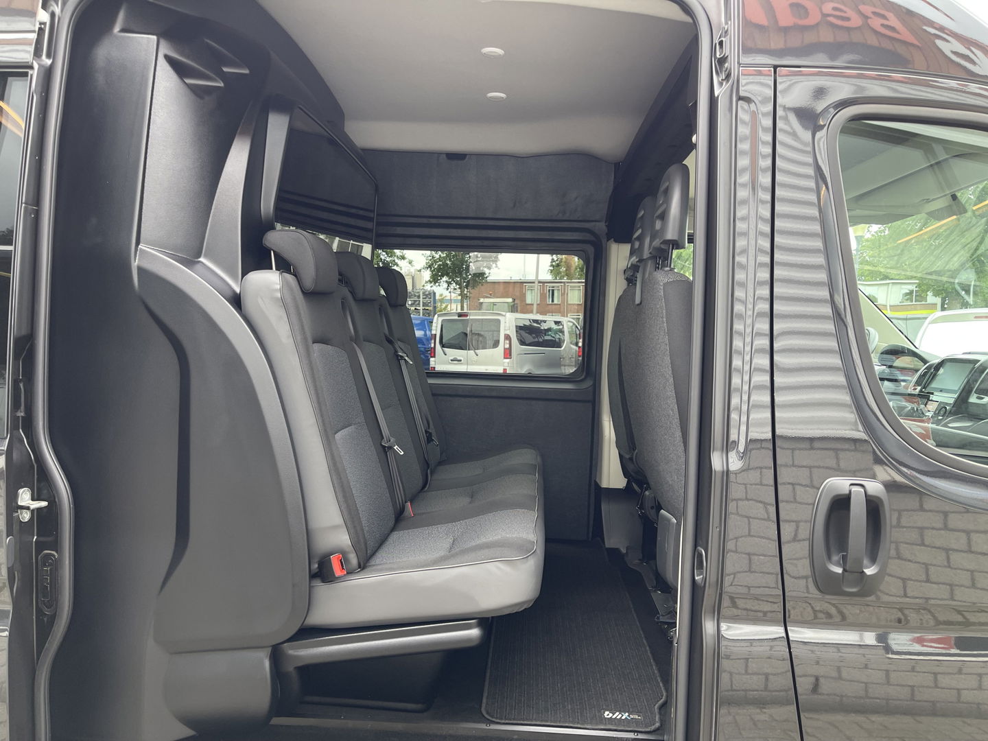 Fiat Ducato 35H 2.3 MultiJet 140pk L2H2 DC 6 persoons / vaste prijs rijklaar € 25.950 ex btw / lease vanaf € 424 / cruise en climate control / camera / trekhaak 3000 kg !