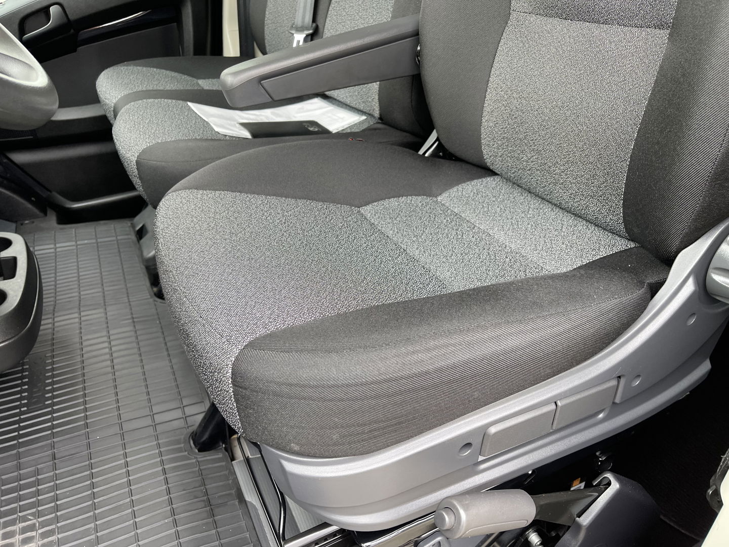 Fiat Ducato 35H 2.3 MultiJet 140pk L2H2 DC 6 persoons / vaste prijs rijklaar € 25.950 ex btw / lease vanaf € 424 / cruise en climate control / camera / trekhaak 3000 kg !