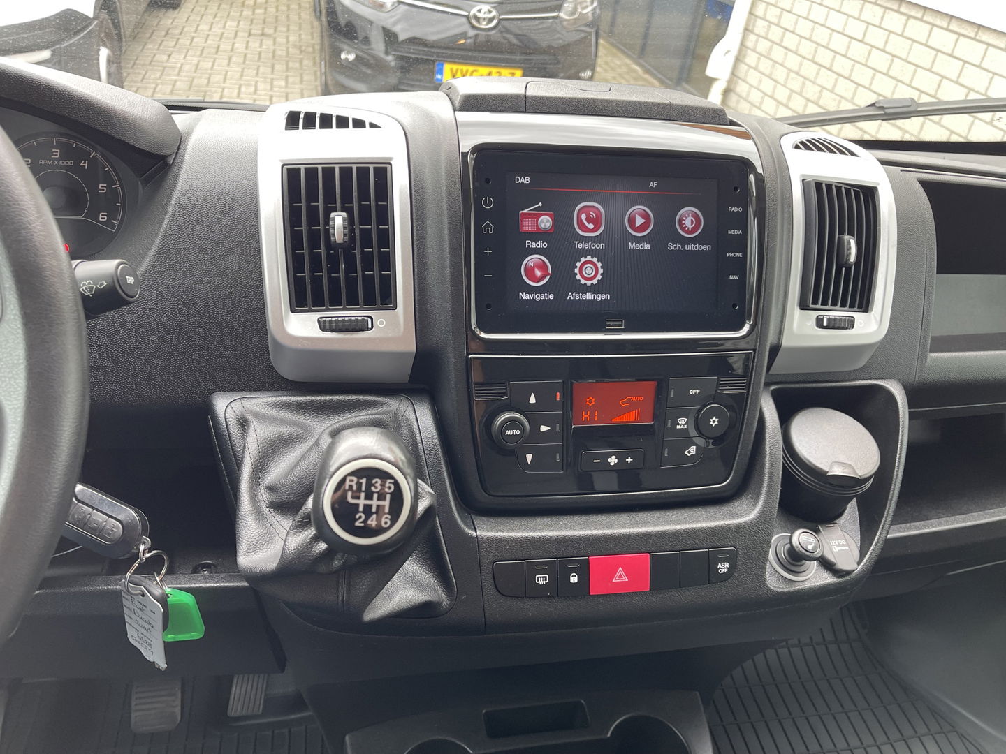 Fiat Ducato 35H 2.3 MultiJet 140pk L2H2 DC 6 persoons / vaste prijs rijklaar € 25.950 ex btw / lease vanaf € 424 / cruise en climate control / camera / trekhaak 3000 kg !