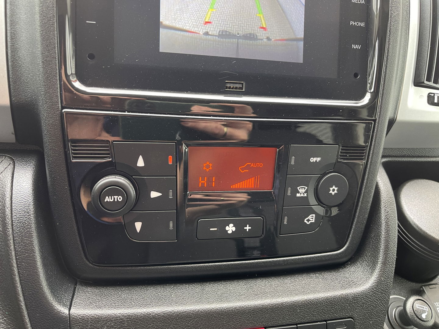 Fiat Ducato 35H 2.3 MultiJet 140pk L2H2 DC 6 persoons / vaste prijs rijklaar € 25.950 ex btw / lease vanaf € 424 / cruise en climate control / camera / trekhaak 3000 kg !
