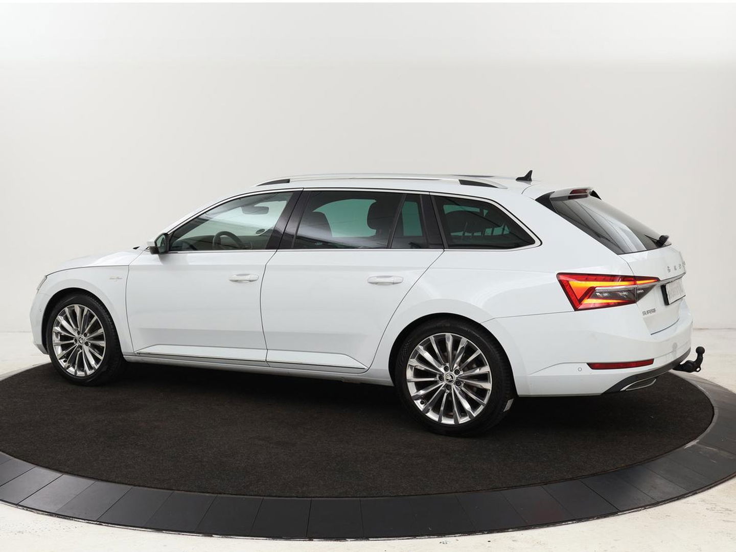 Škoda Superb 1.4 TSI iV Laurin & Klement | Panoramadak | Leder | Stoelventilatie | Adaptive cruise | Canton Sound | Memory | 360 camera | Trekhaak | Standkachel | Keyless | Virtual Cockpit | PHEV