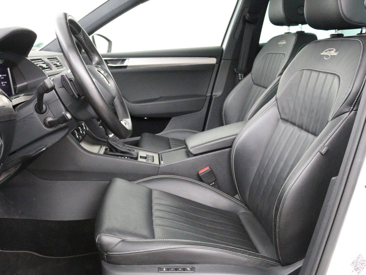 Škoda Superb 1.4 TSI iV Laurin & Klement | Panoramadak | Leder | Stoelventilatie | Adaptive cruise | Canton Sound | Memory | 360 camera | Trekhaak | Standkachel | Keyless | Virtual Cockpit | PHEV