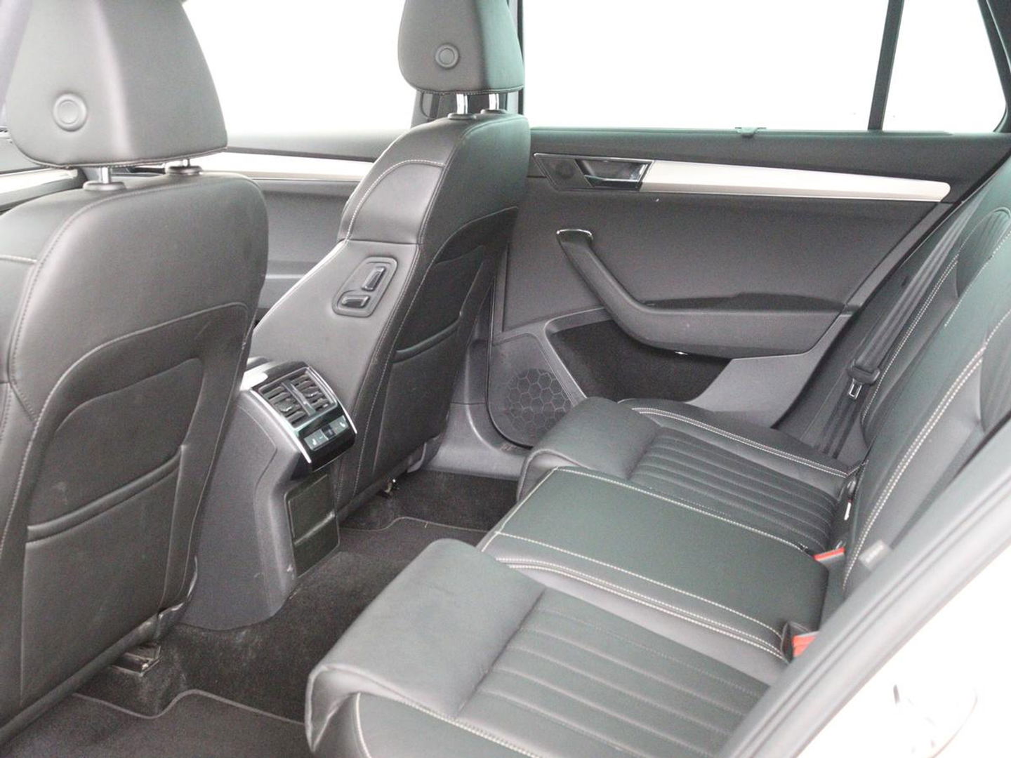 Škoda Superb 1.4 TSI iV Laurin & Klement | Panoramadak | Leder | Stoelventilatie | Adaptive cruise | Canton Sound | Memory | 360 camera | Trekhaak | Standkachel | Keyless | Virtual Cockpit | PHEV