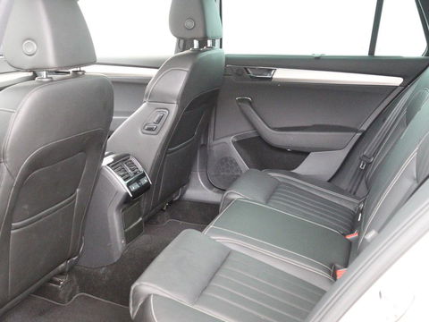 Škoda Superb 1.4 TSI iV Laurin & Klement | Panoramadak | Leder | Stoelventilatie | Adaptive cruise | Canton Sound | Memory | 360 camera | Trekhaak | Standkachel | Keyless | Virtual Cockpit | PHEV