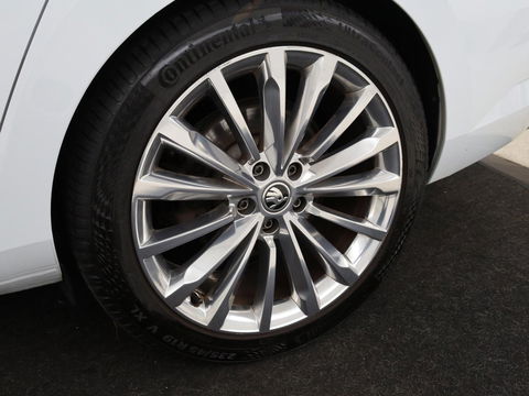 Škoda Superb 1.4 TSI iV Laurin & Klement | Panoramadak | Leder | Stoelventilatie | Adaptive cruise | Canton Sound | Memory | 360 camera | Trekhaak | Standkachel | Keyless | Virtual Cockpit | PHEV