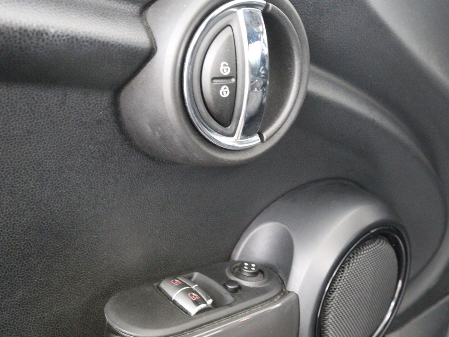 MINI Cooper 1.5 Business | Navigatie | Airco | Cruise control | Bluetooth | Lichtmetalen velgen