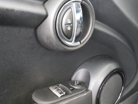 MINI Cooper 1.5 Business | Navigatie | Airco | Cruise control | Bluetooth | Lichtmetalen velgen