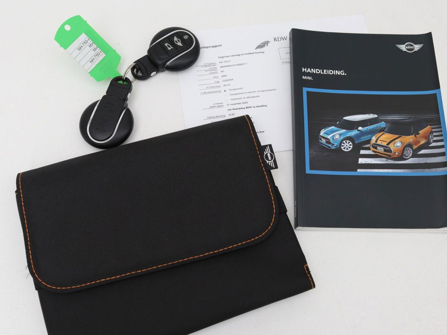 MINI Cooper 1.5 Business | Navigatie | Airco | Cruise control | Bluetooth | Lichtmetalen velgen
