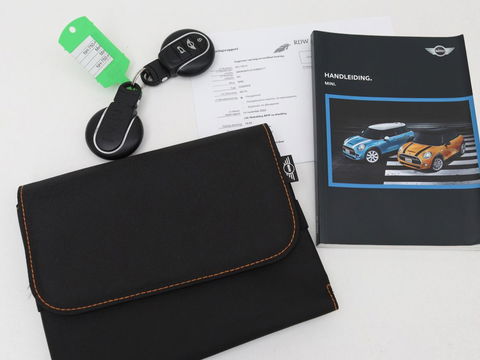 MINI Cooper 1.5 Business | Navigatie | Airco | Cruise control | Bluetooth | Lichtmetalen velgen
