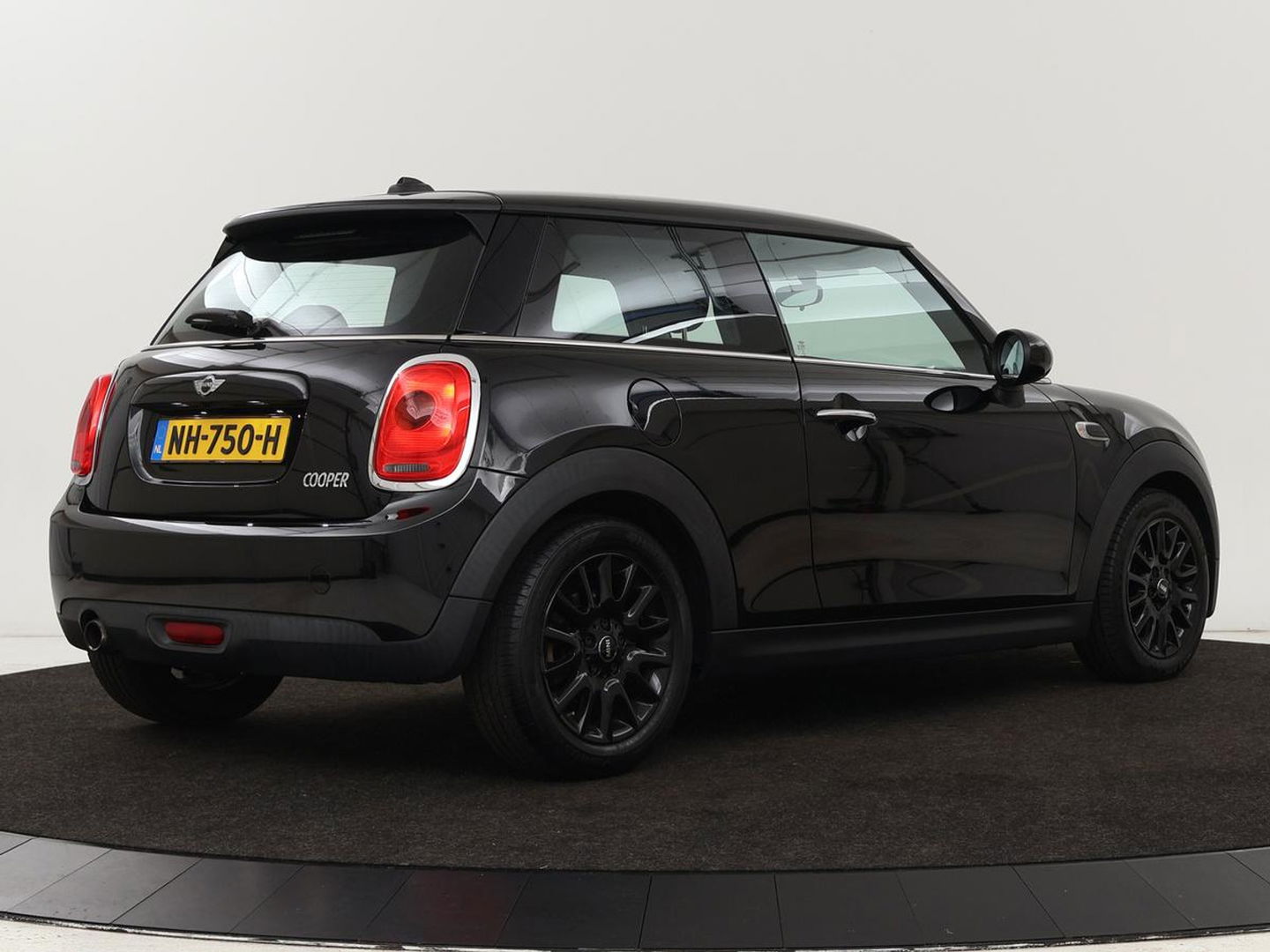 MINI Cooper 1.5 Business | Navigatie | Airco | Cruise control | Bluetooth | Lichtmetalen velgen