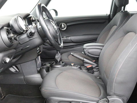 MINI Cooper 1.5 Business | Navigatie | Airco | Cruise control | Bluetooth | Lichtmetalen velgen