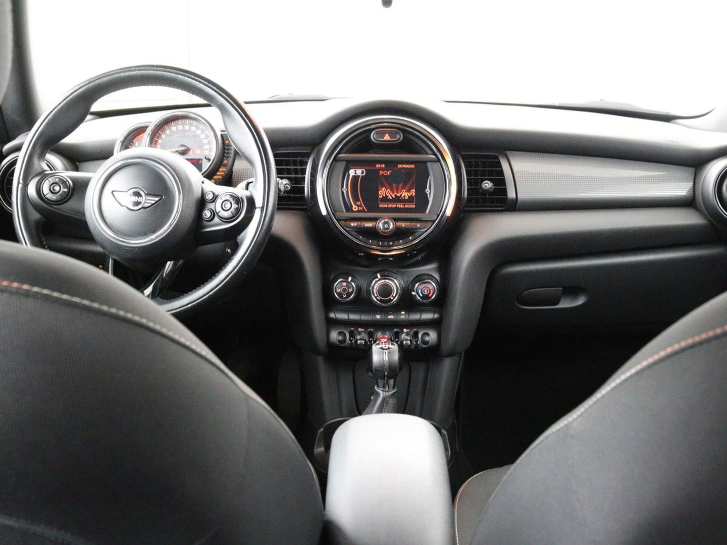 MINI Cooper 1.5 Business | Navigatie | Airco | Cruise control | Bluetooth | Lichtmetalen velgen