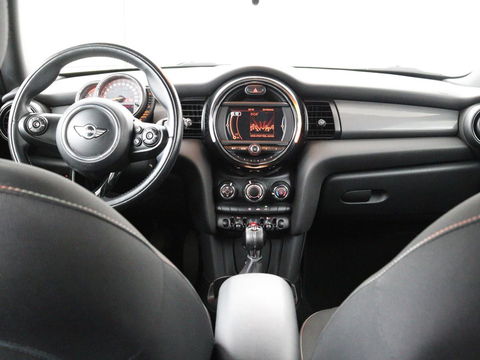 MINI Cooper 1.5 Business | Navigatie | Airco | Cruise control | Bluetooth | Lichtmetalen velgen