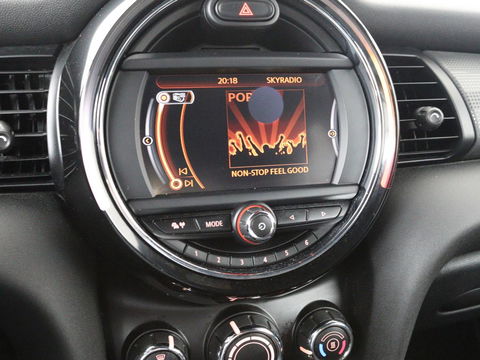MINI Cooper 1.5 Business | Navigatie | Airco | Cruise control | Bluetooth | Lichtmetalen velgen