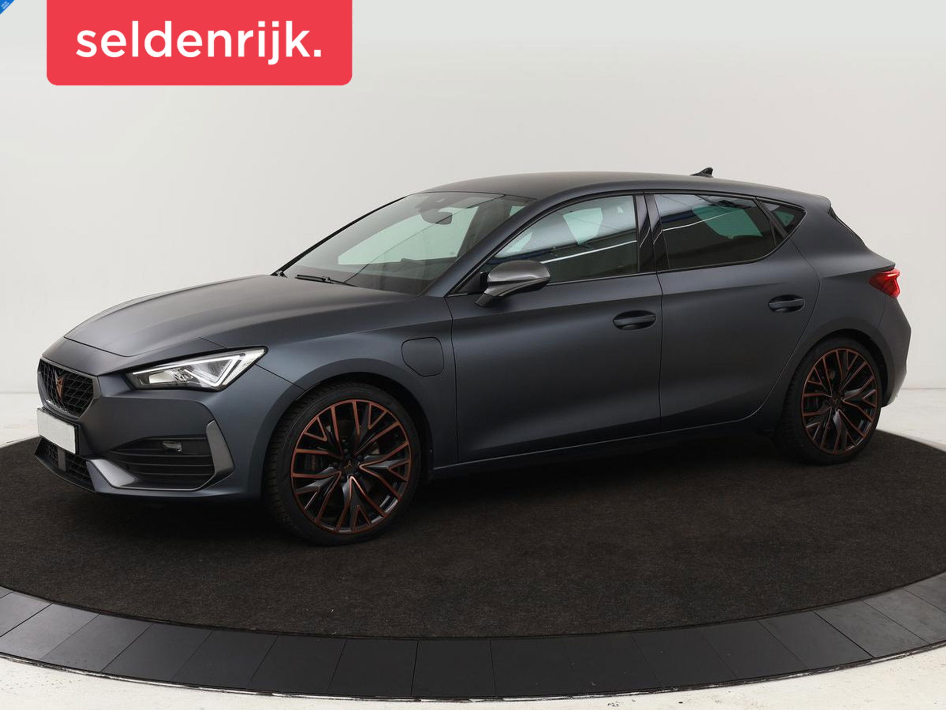CUPRA Leon 1.4 e-Hybrid VZ | 245pk | Stuurverwarming | Navigatie | Sfeerverlichting | Full LED | Keyless | Sportstoelen | Magnetic Tech Matt | PHEV