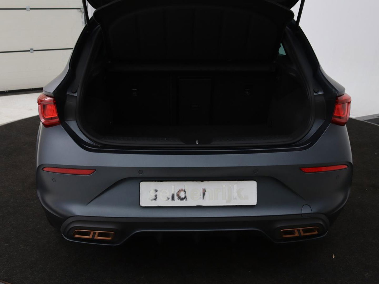 CUPRA Leon 1.4 e-Hybrid VZ | 245pk | Stuurverwarming | Navigatie | Sfeerverlichting | Full LED | Keyless | Sportstoelen | Magnetic Tech Matt | PHEV