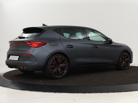 CUPRA Leon 1.4 e-Hybrid VZ | 245pk | Stuurverwarming | Navigatie | Sfeerverlichting | Full LED | Keyless | Sportstoelen | Magnetic Tech Matt | PHEV