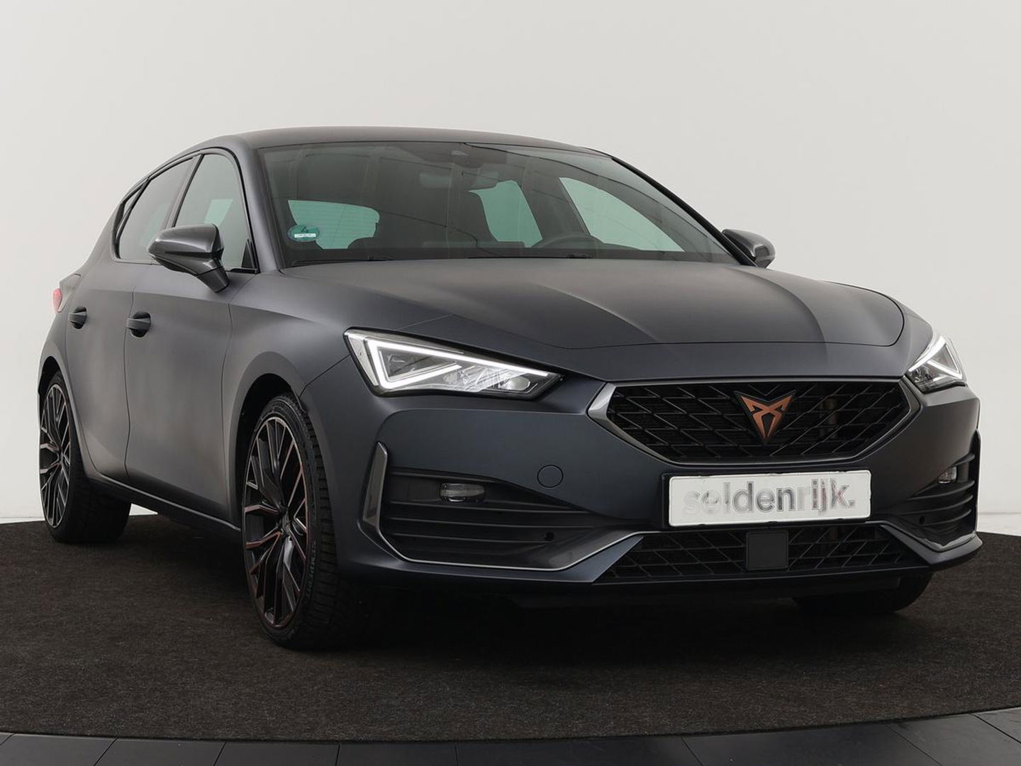 CUPRA Leon 1.4 e-Hybrid VZ | 245pk | Stuurverwarming | Navigatie | Sfeerverlichting | Full LED | Keyless | Sportstoelen | Magnetic Tech Matt | PHEV