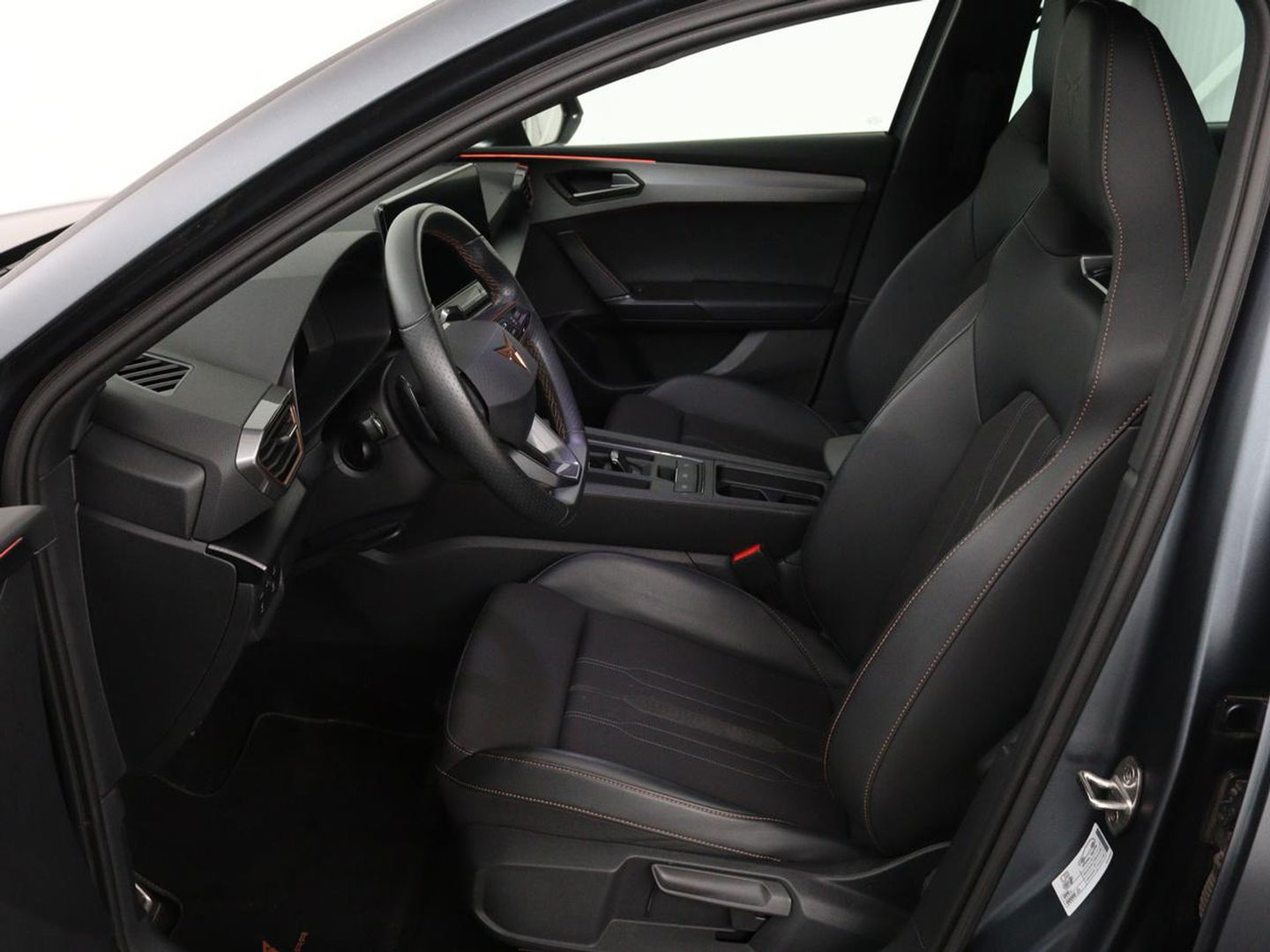 CUPRA Leon 1.4 e-Hybrid VZ | 245pk | Stuurverwarming | Navigatie | Sfeerverlichting | Full LED | Keyless | Sportstoelen | Magnetic Tech Matt | PHEV