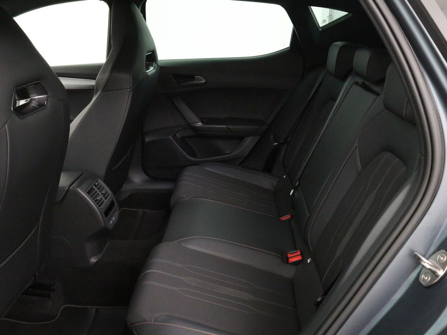 CUPRA Leon 1.4 e-Hybrid VZ | 245pk | Stuurverwarming | Navigatie | Sfeerverlichting | Full LED | Keyless | Sportstoelen | Magnetic Tech Matt | PHEV