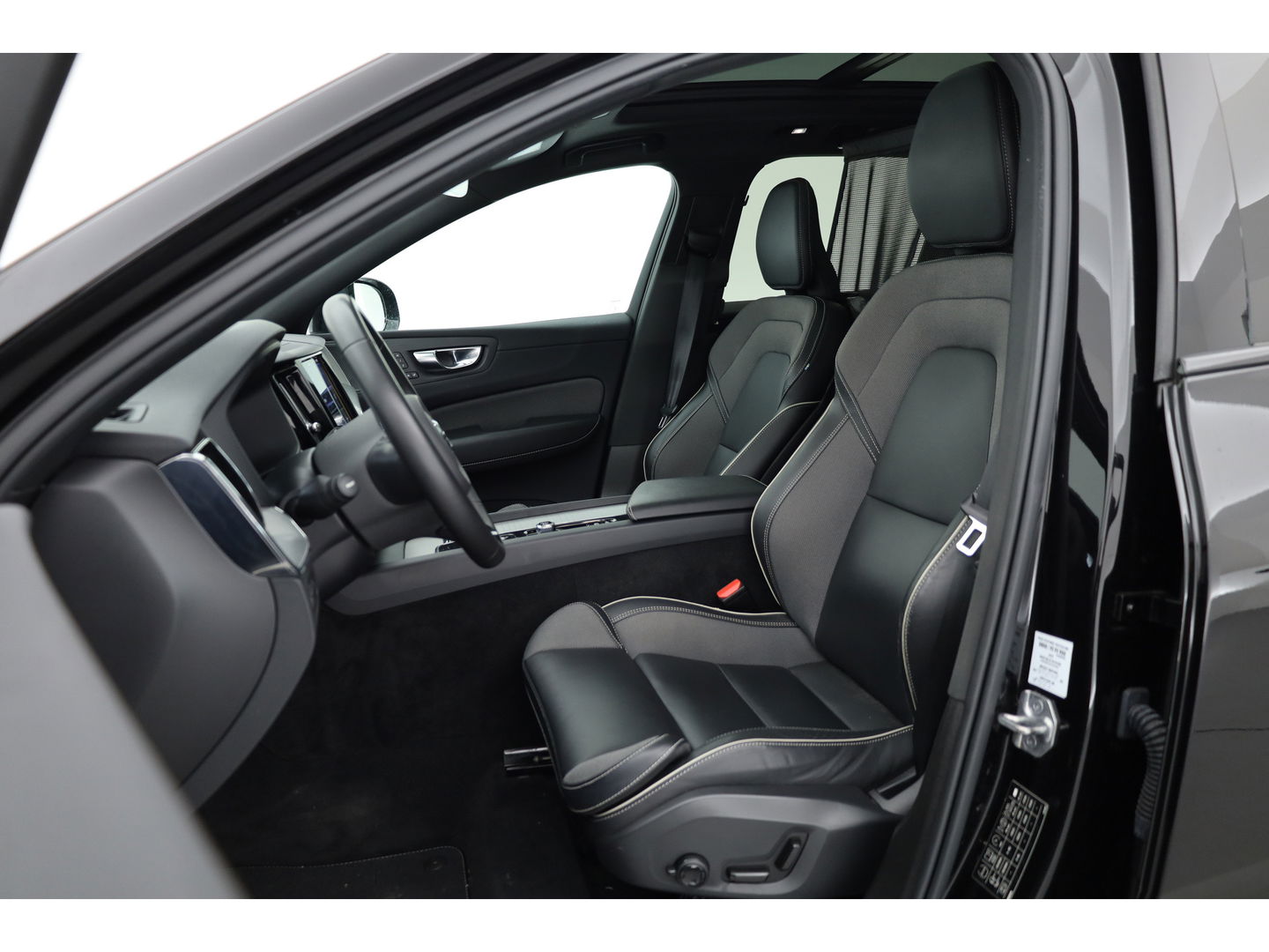 Volvo XC60 2.0 T6 T6 recharge r-design | Long Range | Pano-dak | Trekhaak | ACC |  H&K Audio |