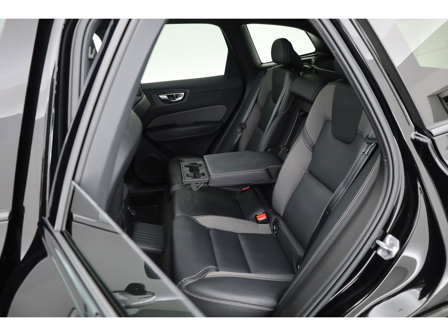 Volvo XC60 2.0 T6 T6 recharge r-design | Long Range | Pano-dak | Trekhaak | ACC |  H&K Audio |