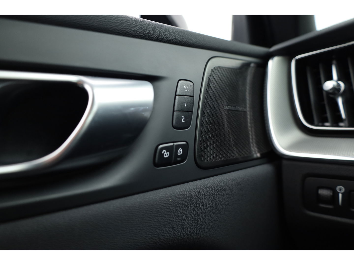 Volvo XC60 2.0 T6 T6 recharge r-design | Long Range | Pano-dak | Trekhaak | ACC |  H&K Audio |
