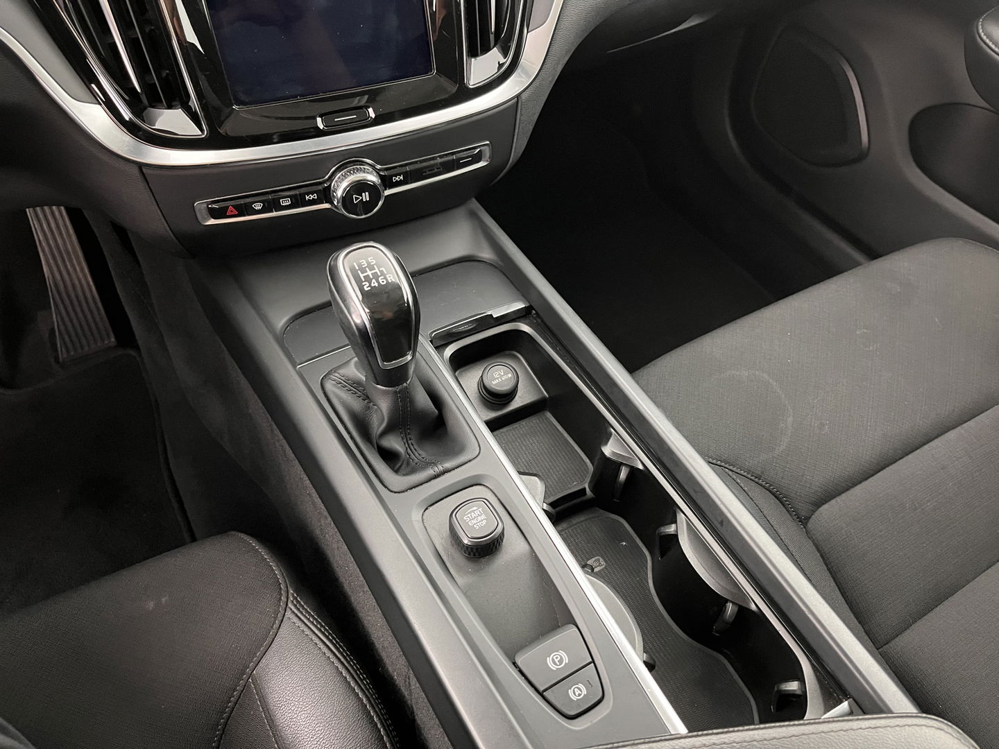 Volvo V60 2.0 D4 Momentum Maxton-Design *FULL-LED | LEATHER-MICROFIBRE | DIGI-COCKPIT | NAVI-FULLMAP | HEATED-COMFORTSEATS | ECC | PDC | CRUISE | LANE-ASSIST | CARPLAY | 20''ALU *