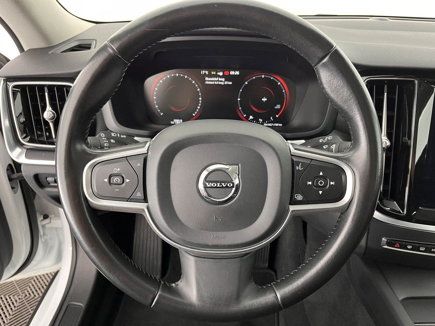 Volvo V60 2.0 D4 Momentum Maxton-Design *FULL-LED | LEATHER-MICROFIBRE | DIGI-COCKPIT | NAVI-FULLMAP | HEATED-COMFORTSEATS | ECC | PDC | CRUISE | LANE-ASSIST | CARPLAY | 20''ALU *