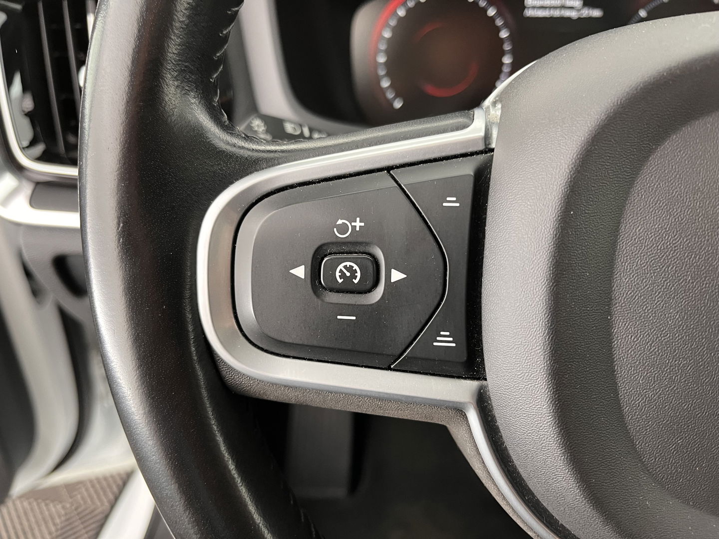Volvo V60 2.0 D4 Momentum Maxton-Design *FULL-LED | LEATHER-MICROFIBRE | DIGI-COCKPIT | NAVI-FULLMAP | HEATED-COMFORTSEATS | ECC | PDC | CRUISE | LANE-ASSIST | CARPLAY | 20''ALU *