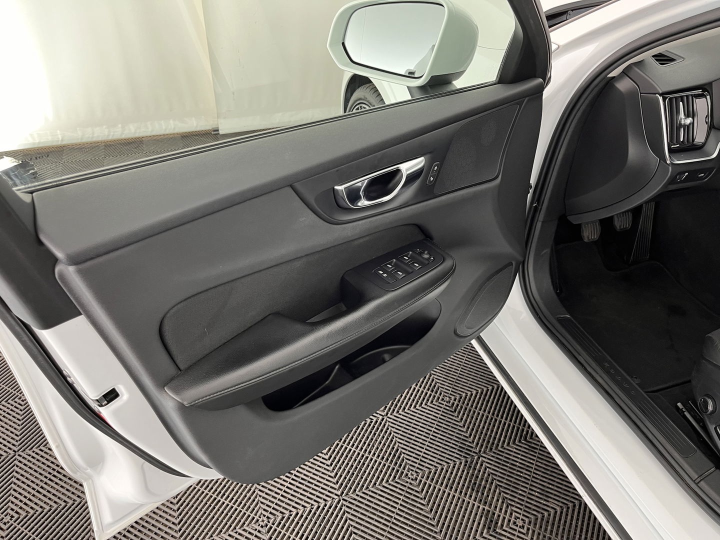 Volvo V60 2.0 D4 Momentum Maxton-Design *FULL-LED | LEATHER-MICROFIBRE | DIGI-COCKPIT | NAVI-FULLMAP | HEATED-COMFORTSEATS | ECC | PDC | CRUISE | LANE-ASSIST | CARPLAY | 20''ALU *