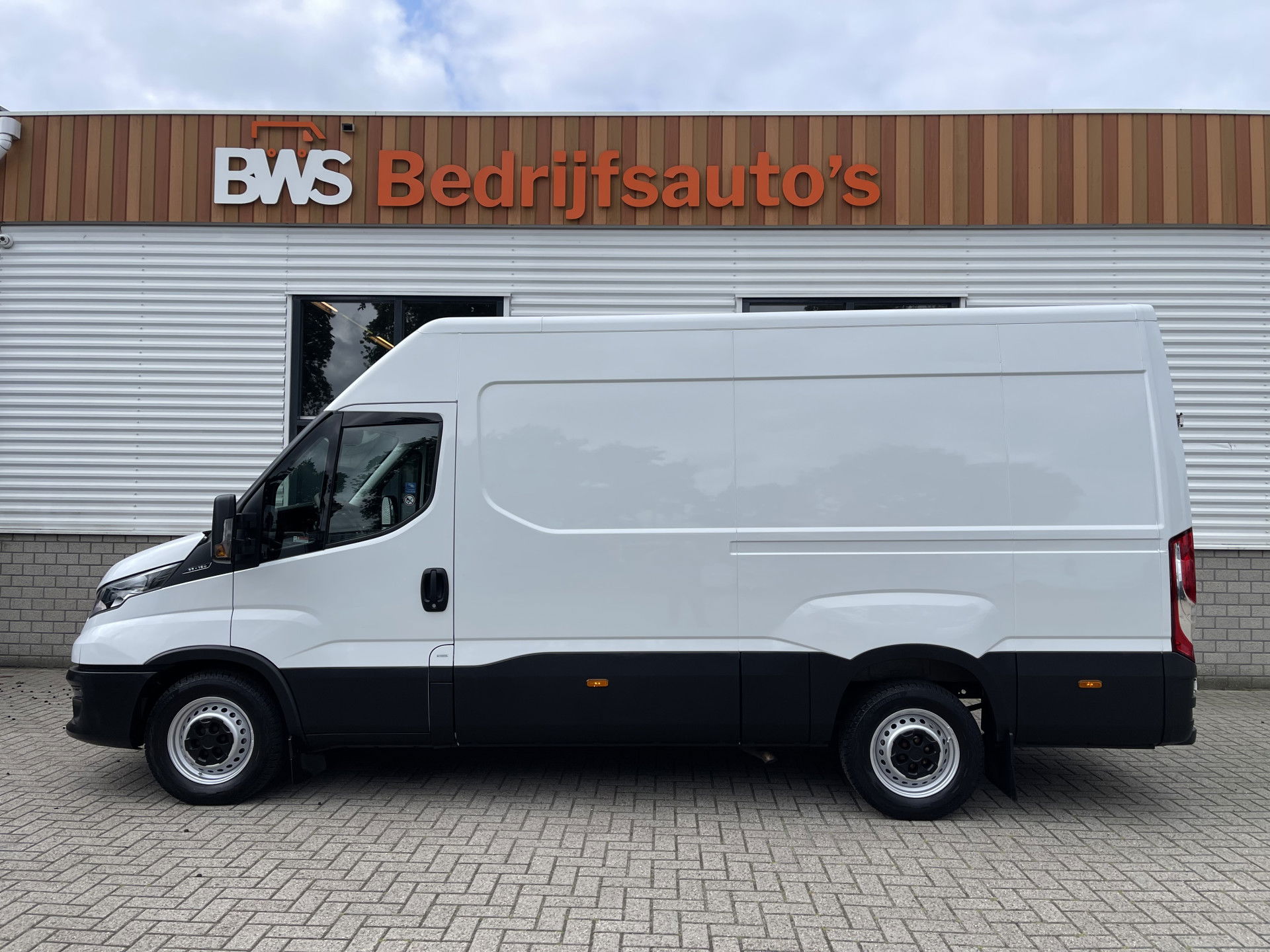 Iveco Daily 35S16V 2.3 L2H2 160pk / vaste prijs rijklaar € 21.950 ex btw / bpm vrij / euro 6 diesel / lease vanaf € 358 / airco / pdc en opstap achter / trekhaak 3500 kg !