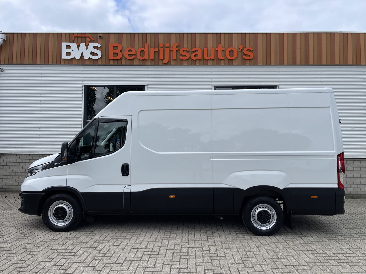 Iveco Daily 35S16V 2.3 L2H2 160pk / vaste prijs rijklaar € 21.950 ex btw / bpm vrij / euro 6 diesel / lease vanaf € 358 / airco / pdc en opstap achter / trekhaak 3500 kg !