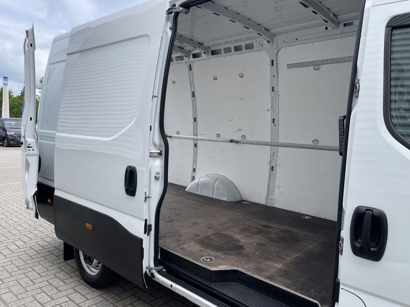 Iveco Daily 35S16V 2.3 L2H2 160pk / vaste prijs rijklaar € 21.950 ex btw / bpm vrij / euro 6 diesel / lease vanaf € 358 / airco / pdc en opstap achter / trekhaak 3500 kg !