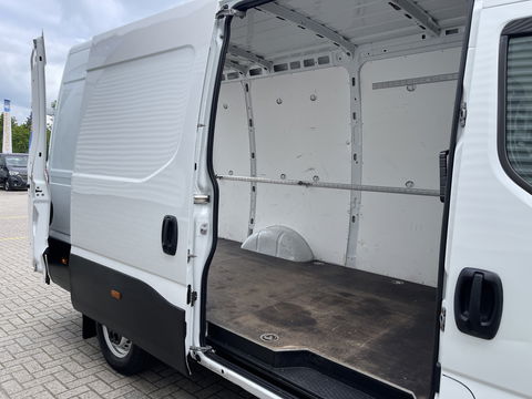 Iveco Daily 35S16V 2.3 L2H2 160pk / vaste prijs rijklaar € 21.950 ex btw / bpm vrij / euro 6 diesel / lease vanaf € 358 / airco / pdc en opstap achter / trekhaak 3500 kg !