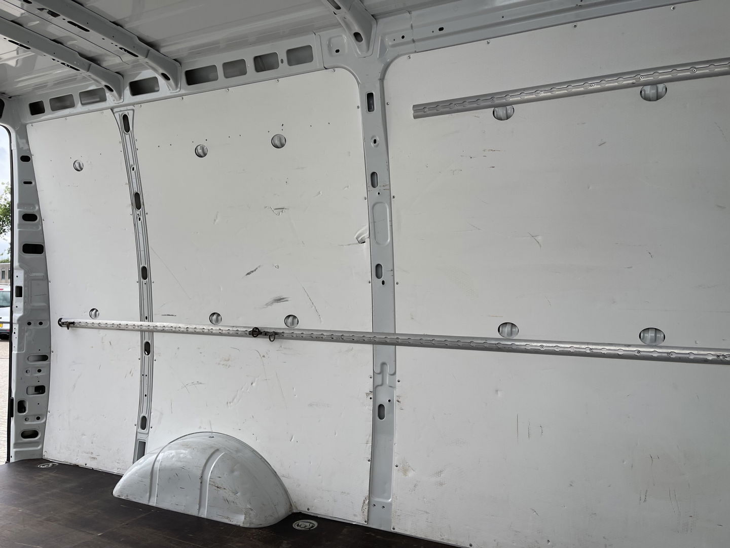 Iveco Daily 35S16V 2.3 L2H2 160pk / vaste prijs rijklaar € 21.950 ex btw / bpm vrij / euro 6 diesel / lease vanaf € 358 / airco / pdc en opstap achter / trekhaak 3500 kg !