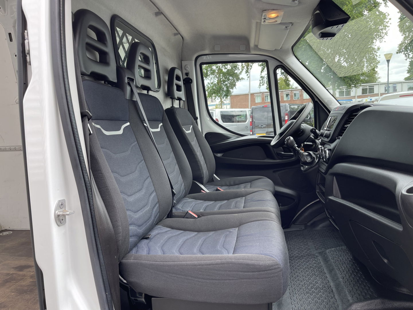 Iveco Daily 35S16V 2.3 L2H2 160pk / vaste prijs rijklaar € 21.950 ex btw / bpm vrij / euro 6 diesel / lease vanaf € 358 / airco / pdc en opstap achter / trekhaak 3500 kg !