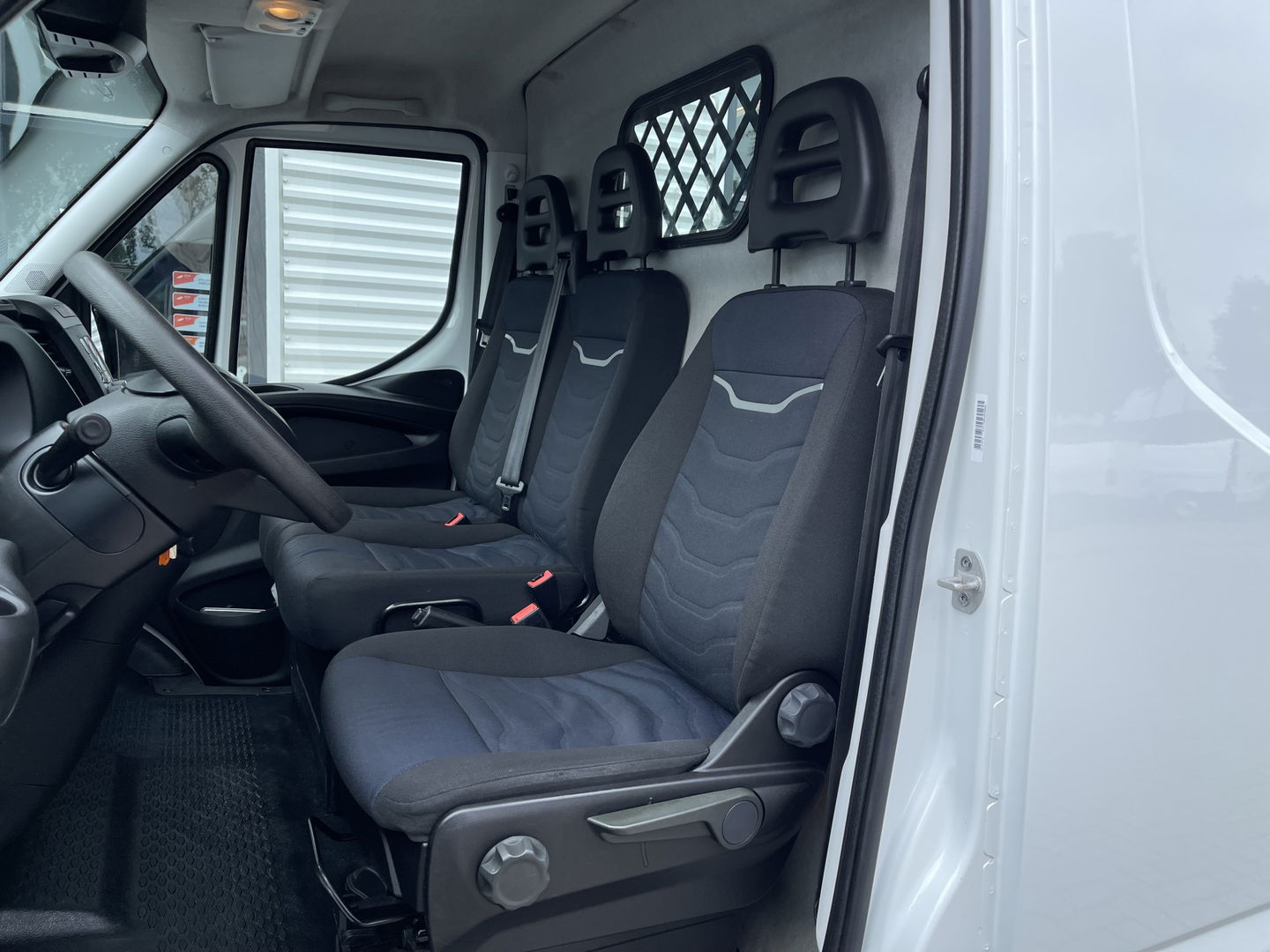 Iveco Daily 35S16V 2.3 L2H2 160pk / vaste prijs rijklaar € 21.950 ex btw / bpm vrij / euro 6 diesel / lease vanaf € 358 / airco / pdc en opstap achter / trekhaak 3500 kg !
