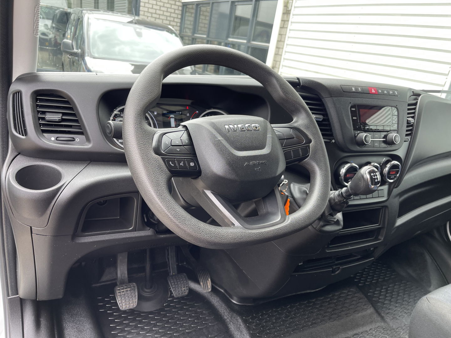 Iveco Daily 35S16V 2.3 L2H2 160pk / vaste prijs rijklaar € 21.950 ex btw / bpm vrij / euro 6 diesel / lease vanaf € 358 / airco / pdc en opstap achter / trekhaak 3500 kg !