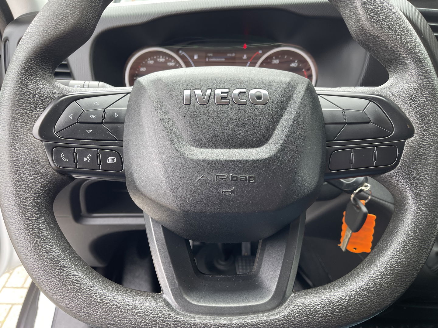 Iveco Daily 35S16V 2.3 L2H2 160pk / vaste prijs rijklaar € 21.950 ex btw / bpm vrij / euro 6 diesel / lease vanaf € 358 / airco / pdc en opstap achter / trekhaak 3500 kg !