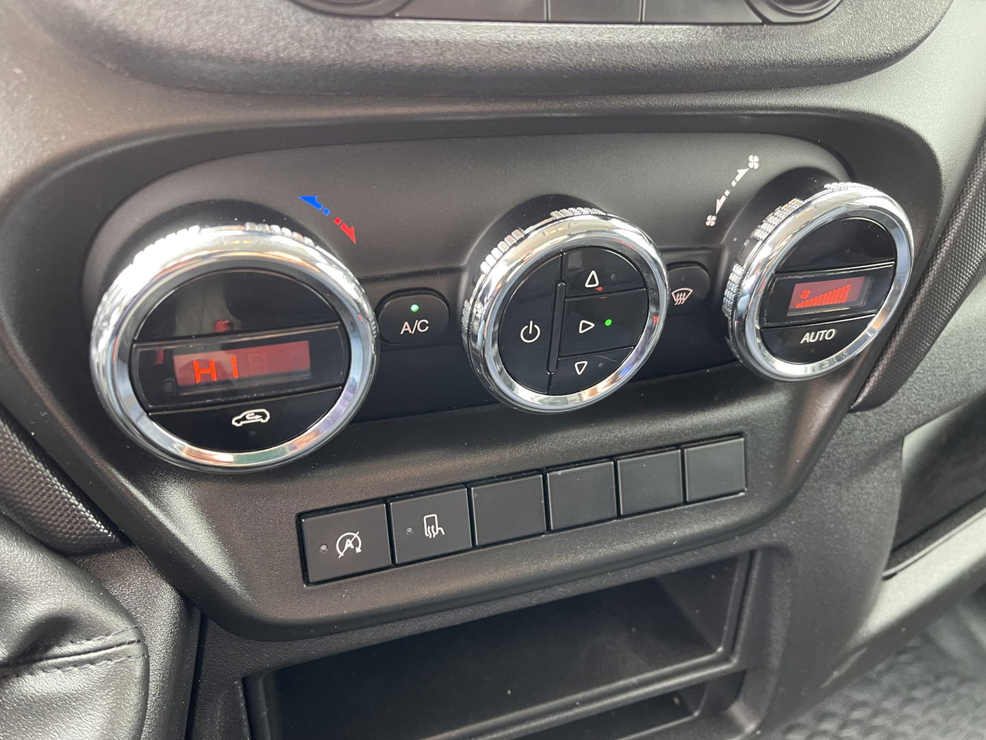 Iveco Daily 35S16V 2.3 L2H2 160pk / vaste prijs rijklaar € 21.950 ex btw / bpm vrij / euro 6 diesel / lease vanaf € 358 / airco / pdc en opstap achter / trekhaak 3500 kg !