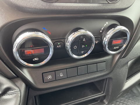 Iveco Daily 35S16V 2.3 L2H2 160pk / vaste prijs rijklaar € 21.950 ex btw / bpm vrij / euro 6 diesel / lease vanaf € 358 / airco / pdc en opstap achter / trekhaak 3500 kg !