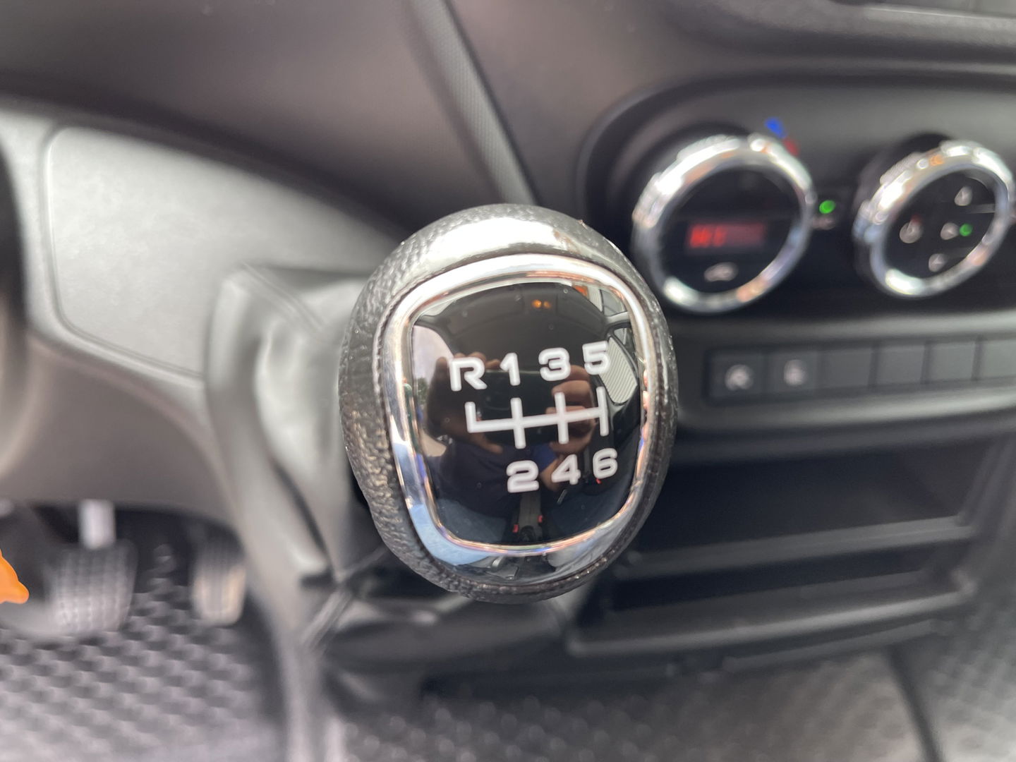 Iveco Daily 35S16V 2.3 L2H2 160pk / vaste prijs rijklaar € 21.950 ex btw / bpm vrij / euro 6 diesel / lease vanaf € 358 / airco / pdc en opstap achter / trekhaak 3500 kg !