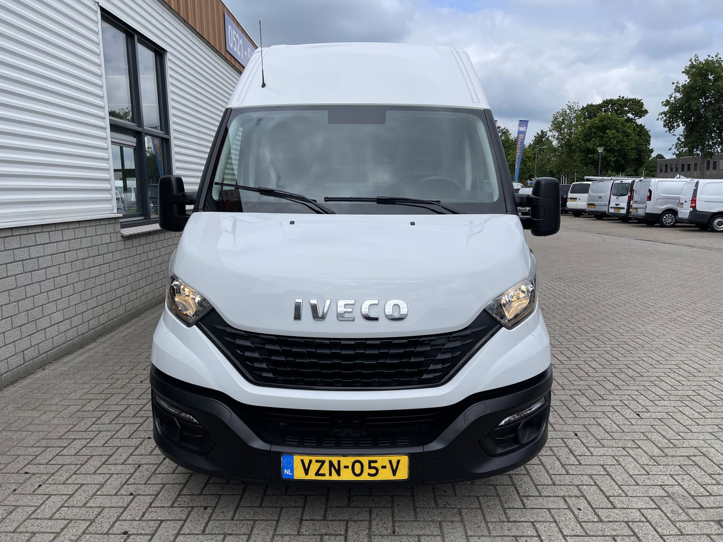 Iveco Daily 35S16V 2.3 L2H2 160pk / vaste prijs rijklaar € 21.950 ex btw / bpm vrij / euro 6 diesel / lease vanaf € 358 / airco / pdc en opstap achter / trekhaak 3500 kg !