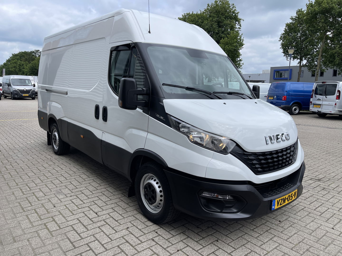 Iveco Daily 35S16V 2.3 L2H2 160pk / vaste prijs rijklaar € 21.950 ex btw / bpm vrij / euro 6 diesel / lease vanaf € 358 / airco / pdc en opstap achter / trekhaak 3500 kg !