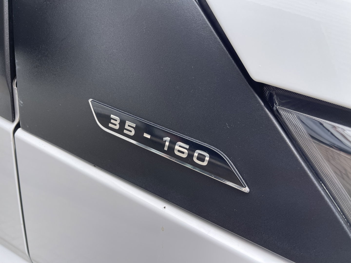 Iveco Daily 35S16V 2.3 L2H2 160pk / vaste prijs rijklaar € 21.950 ex btw / bpm vrij / euro 6 diesel / lease vanaf € 358 / airco / pdc en opstap achter / trekhaak 3500 kg !